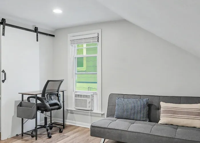 Holiday home In Dt Near Corp Hqs And Naval Base Libertyville