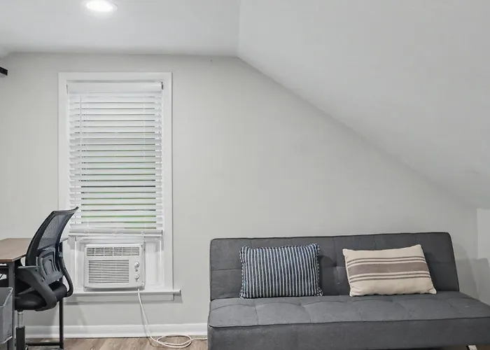 Holiday home In Dt Near Corp Hqs And Naval Base