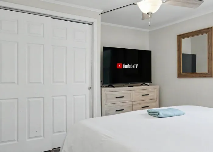 In Dt Near Corp Hqs And Naval Base Holiday home *